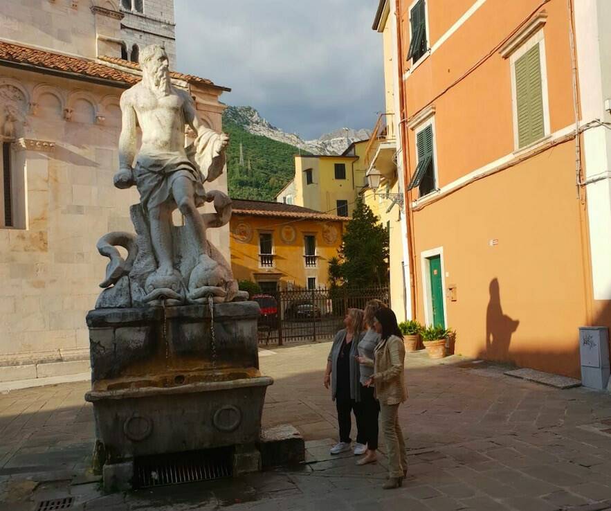 La statua del Gigante nel centro storico di Carrara