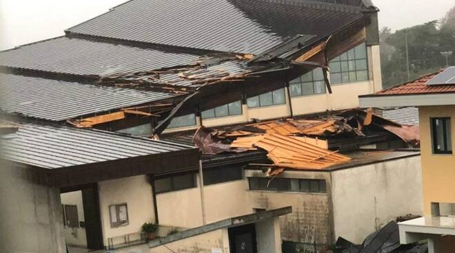 La chiesa della Covetta ad Avenza dopo la tempesta che si è scatenata su Carrara