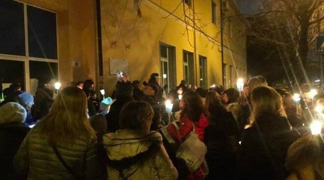 La fiaccolata per "illuminare" la scuola Giromini di Marina di Carrara