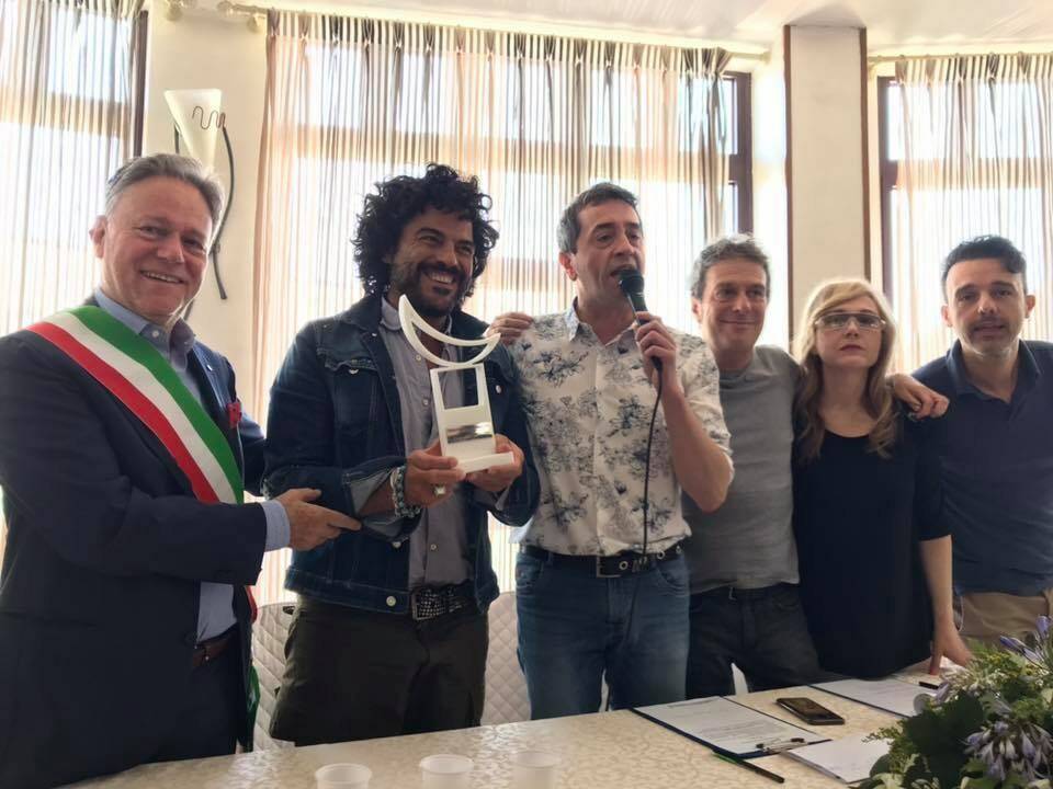 Francesco Renga tra il sindaco Roberto Valettini e il patron del premio Lunezia Stefano De Martino