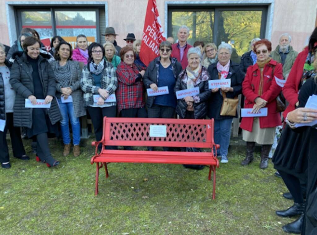 La panchina rossa installata alla Cgil di Carrara