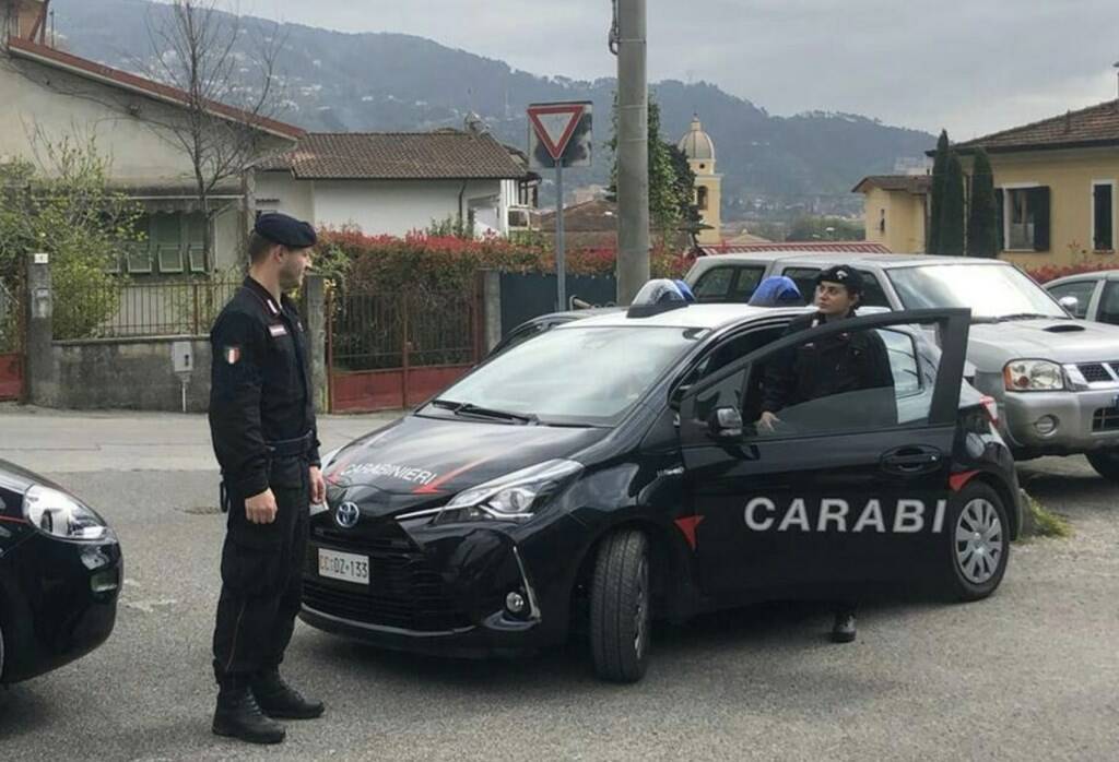 In casa fucile, storditore elettrico e droga, denunciato uomo a Massa - La  Voce Apuana