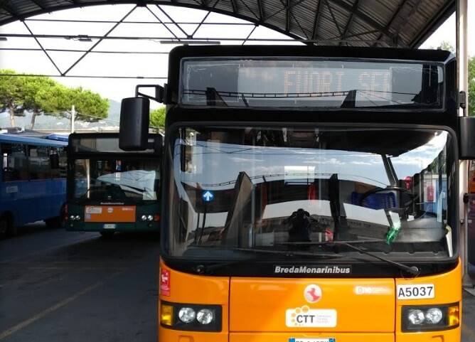 Autobus nel deposito Ctt di via Catagnina a Massa