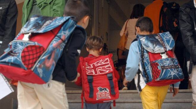 Alunni entrano a scuola (foto da toscana-notizie.it)