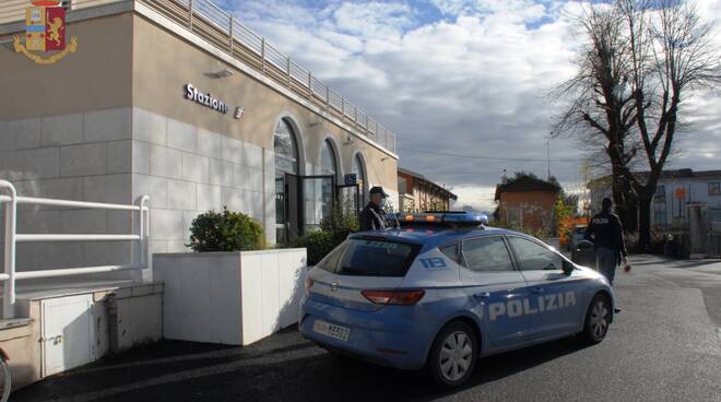 Polizia avenza, polizia stazione avenza, polizia peep avenza