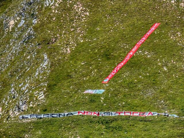 Il flash mob sul monte matanna con lo striscione di 400 metri quadrati