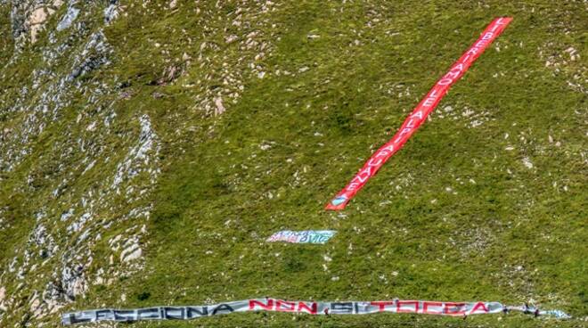 Il flash mob sul monte matanna con lo striscione di 400 metri quadrati