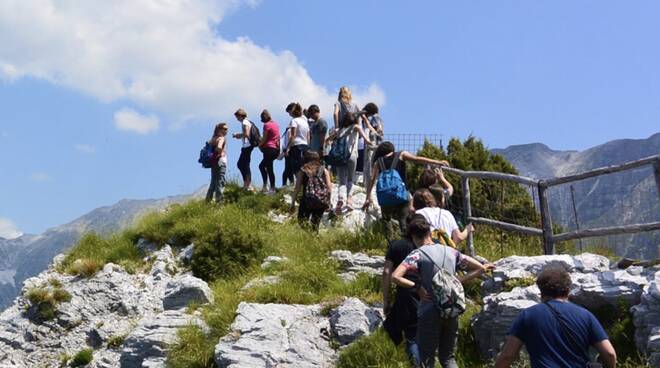 pian della fioba escursione escursionisti alpi apuane in vetta col bus