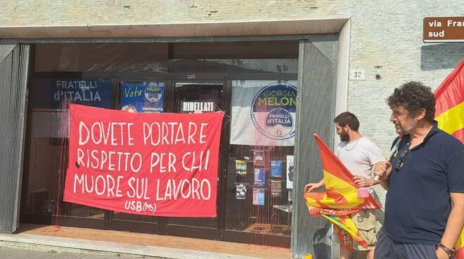 striscione sede massa fratelli d'italia