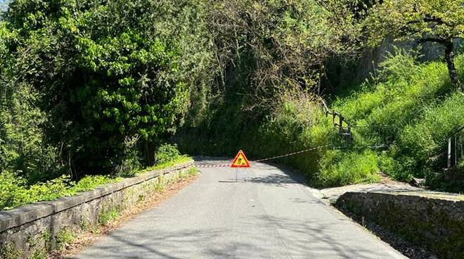 strada provinciale chiusa crollo muro castello fosdinovo foto dal Mugugno di Fosdinovo