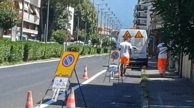 operai via felice cavallotti marina di carrara al lavoro nelle ore più calde d'estate