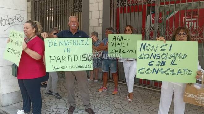 protesta Avenza consolato dominicano