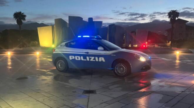 polizia marina di massa